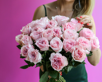 Букет из 25 пионовидных эквадорских роз сорта O’HARA