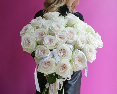 Букет из 25 пионовидных эквадорских роз сорта WHITE O'HARA